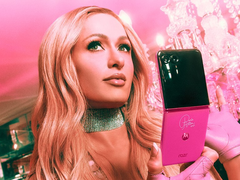 摩托罗拉发布巴黎粉 Razr Plus Paris Hilton 版折叠智能手机。(图片来源:摩托罗拉)
