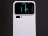 后置显示屏的边框似乎更窄了。图为：展示小米18 Pro的上手视频截图。