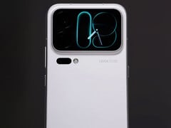 后置显示屏的边框似乎更窄了。图为:展示小米18 Pro的上手视频截图。
