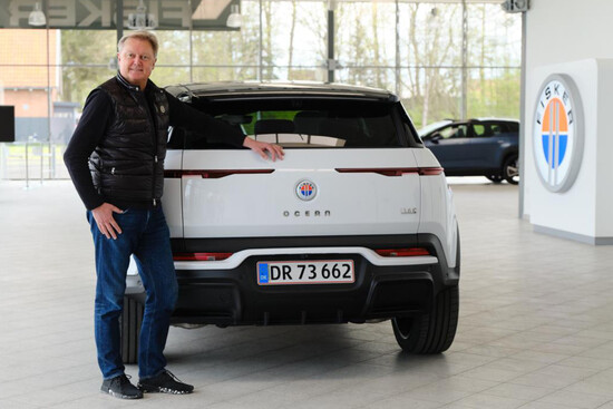 菲斯克首席执行官亨利克-菲斯克在其哥本哈根的菲斯克中心+交付了第一辆量产车型海洋。(图片来源：菲斯克)