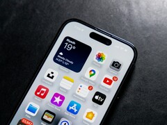 据泄密者称，iPhone 18 系列没有屏下 FaceID 和摄像头。(图片来源：Omar Al-Ghosson via Unsplash）
