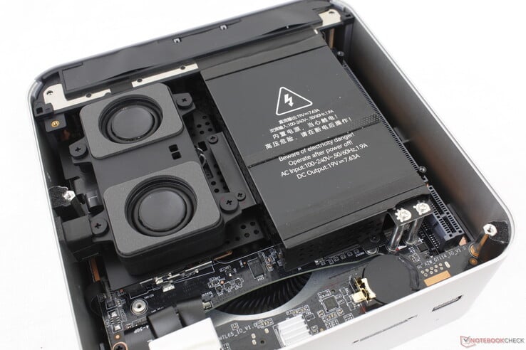 访问两个 SODIMM 插槽和两个 M.2 2280 SSD 插槽需要额外拆卸