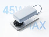 小米新款 45 W 移动电源正在为小米 17 Ultra 充电。