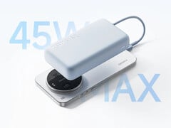 小米新款 45 W 移动电源正在为小米 17 Ultra 充电。