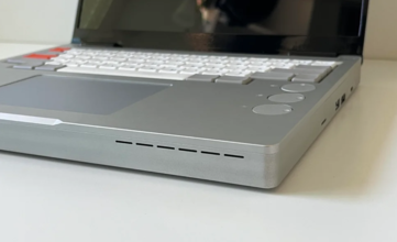不出所料，Framework Laptop 13 的机身变得更厚了。(图片来源：Flurples on Reddit）