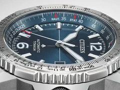 图中的全新 Citizen Promaster Air NK0040-58L 配备蓝色太阳纹表盘。