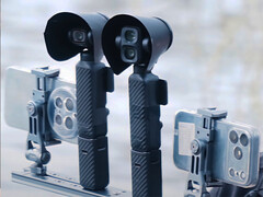 从左到右依次为 DJI Osmo Pocket 4 和 Osmo Pocket 4 Pro。