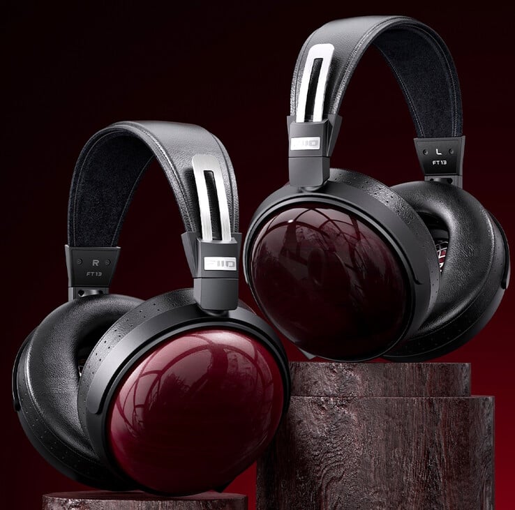 FiiO FT13 耳机配有自然紫色或黑色木质耳罩。 图片来源：FiiO