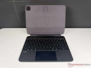 未安装 iPad 的 Inateck NeoMagic,展开后从正面观察...
