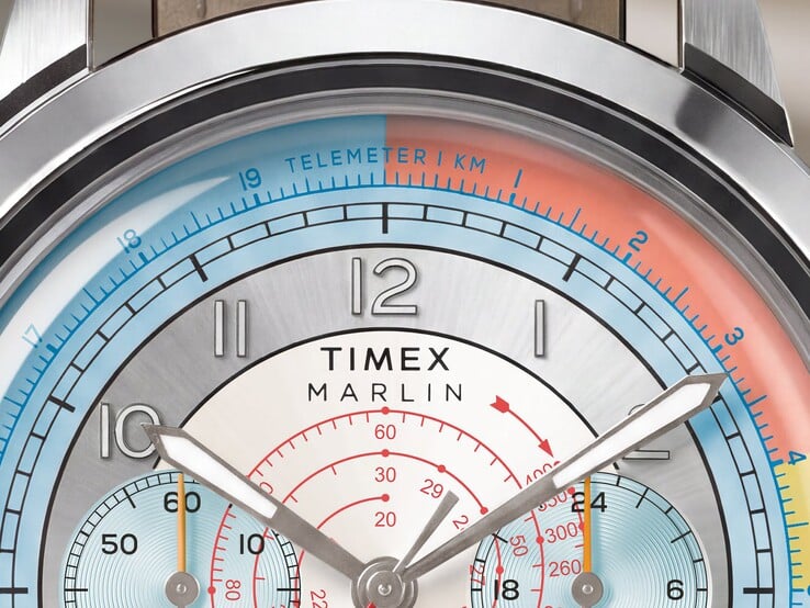 Timex Marlin Neo Classic 计时码表表盘的特写镜头,展示了其蓝色测距刻度、红色测速刻度以及两个小表盘。