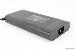 230 瓦桶装交流适配器