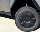 基本款 Cybertruck 空气动力学轮毂罩似乎是最近损坏轮胎侧壁的 Cyber 轮毂罩缺陷的合理解决方案。(图片来源：Nic Cruz Patane on X）