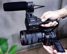 佳能 EOS C50 在小巧的机身中内置了全画幅传感器和视频功能。(图片来源：佳能）
