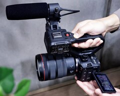 佳能 EOS C50 在小巧的机身中内置了全画幅传感器和视频功能。(图片来源：佳能）