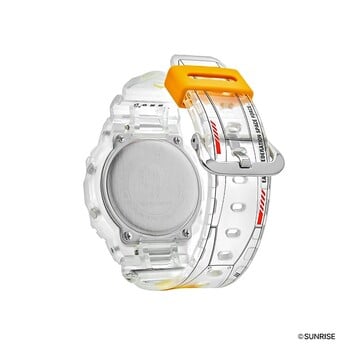 以高达为主题的透明 G-Shock 后视图，显示不锈钢表壳底盖和细致的表带图案。