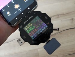 连接到 USB 测试仪的 InfiRay P2 Pro