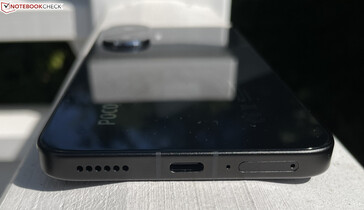 底部：扬声器、USB-C 2.0、麦克风、双 SIM 卡