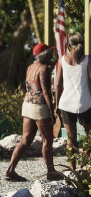 这位老年妇女的皮肤上明显可见长期日晒的迹象(《GTA 6》的放大截图)。