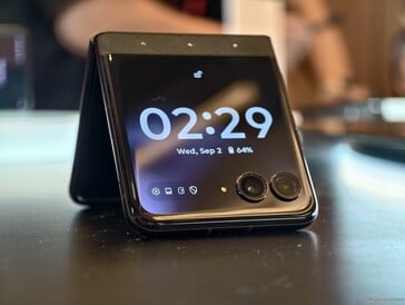 配备施华洛世奇水晶外壳的摩托罗拉 Razr 70 屏幕展示