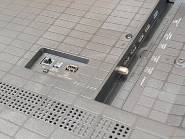 LAN、音频和 USB 端口直接从电视背面突出，不便于线缆管理