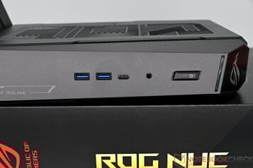华硕 ROG NUC 15 - 正面的连接器