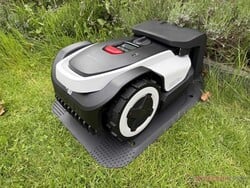 Roborock RockNeo Q105 停放在充电底座上。