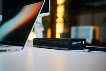 这款低矮的机箱平放在桌面上,其正面设有便于快速访问的 USB-A 和 USB-C 扩展端口,并配有低调的 RGB 状态指示灯。