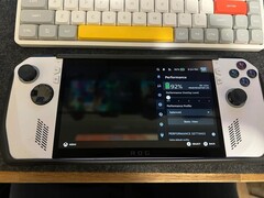 运行 SteamOS 的华硕 ROG Ally Z1 Extreme，在电量为 92% 的情况下，预计续航时间超过 8 小时。(图片来源：u/BetweenInkandPaper via Reddit）