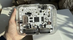 售价 200 美元的透明 SuperStation One Lite FPGA 游戏机原型,展示其内部电路板