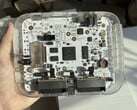 售价 200 美元的透明 SuperStation One Lite FPGA 游戏机原型,展示其内部电路板