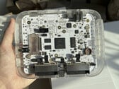 售价 200 美元的透明 SuperStation One Lite FPGA 游戏机原型，展示其内部电路板