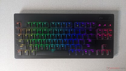 Razer BlackWidow V4 薄型 HyperSpeed TKL 鍵盤 Chroma RGB 照明（圖片來源：Adam Corsetti）