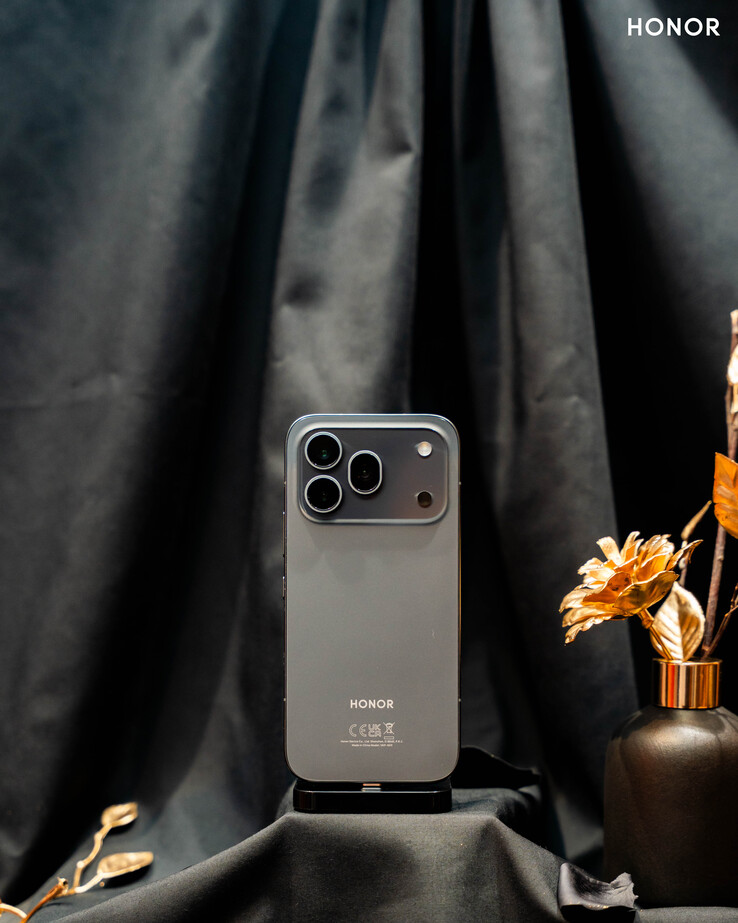 Honor 600 Pro 拥有 7,000 mAh 大容量电池，支持 80 W 有线充电。