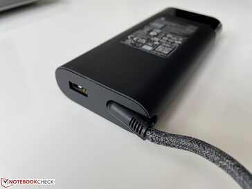 ...和通过USB-A端口的10瓦特。