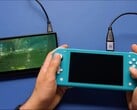 经过改装的任天堂 Switch Lite 通过 HDMI 向外部显示器输出游戏画面（图片来源：Taki II via YouTube）