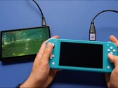 经过改装的任天堂 Switch Lite 通过 HDMI 向外部显示器输出游戏画面（图片来源：Taki II via YouTube）