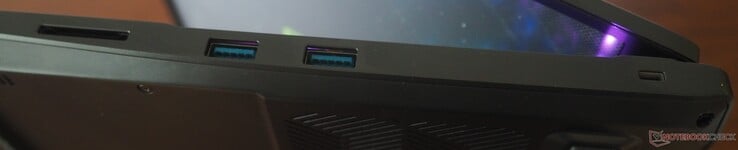 右侧：读卡器、2 个 USB-A 3.2 Gen1、Kensington 锁