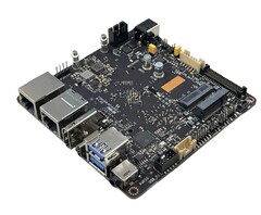 华硕Tinker Board 3比其前代产品大得多。(图片来源：华硕)