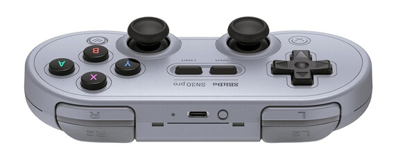 8BitDo 控制器上的配对按钮是 USB 端口旁边的圆形按钮。(图片来源：8BitDo）