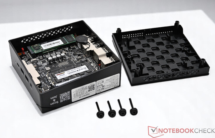 打开底部的 NiPoGi AM06 Pro