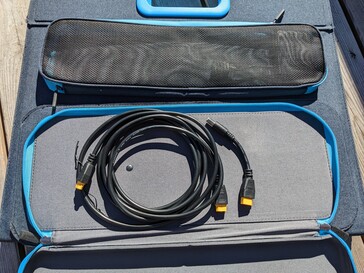 在Anker太阳能电池板的底部集成了一个电缆袋