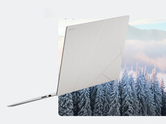 华硕推出 2026 Zenbook 16 Air,配备明亮的 OLED 和 Ryzen AI 9 H 465。图为:展示笔记本背面的宣传图。(图片来源:华硕 - 已编辑)