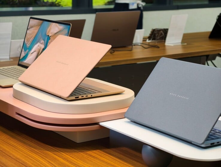 2026 Zenbook 14 Copilot AI 笔记本有 Zabriskie 米色、科莫多珊瑚色和北极蓝色(从左至右)。