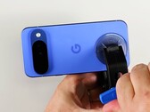 Pixel 10 的背面比较容易拆卸。(图片来源：iFixit）