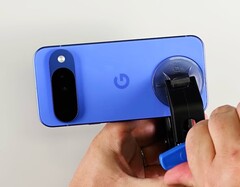 Pixel 10 的背面比较容易拆卸。(图片来源：iFixit）