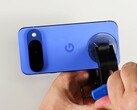 Pixel 10 的背面比较容易拆卸。(图片来源：iFixit）