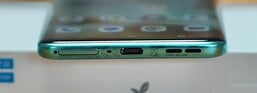 底部SIM 卡插槽、麦克风、USB-C 接口、扬声器