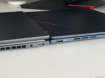 Zenbook Duo OLED（左）与 Zenbook 14 OLED（右）