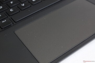 对于17.3英寸的笔记本电脑来说，点击板很小，但它至少是平滑和可靠的。