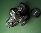 SG-Image 35 mm f/2.2 作为一款价格实惠、小巧紧凑的全能型镜头进行推广。